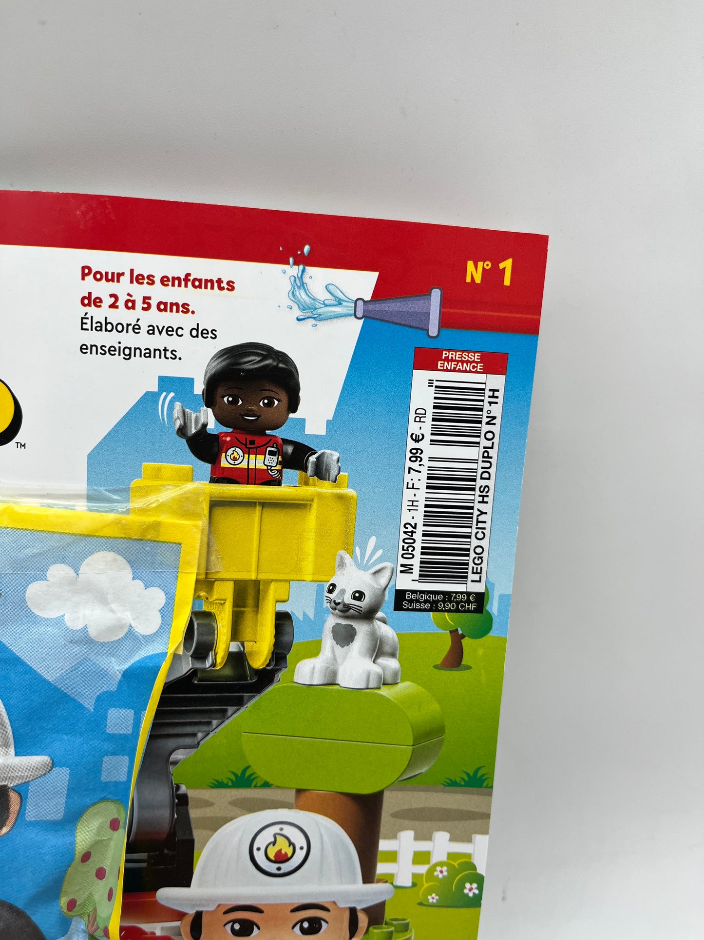 livre d’activité Magazine Lego Duplo  avec sa mini figurine Pompier Neuf !