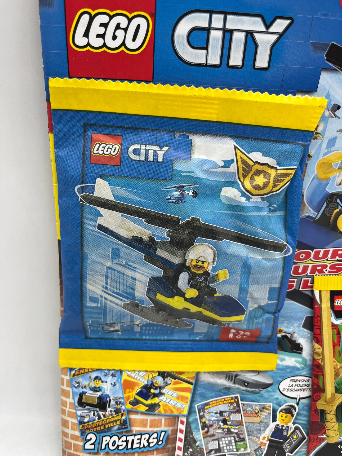 livre d’activité Magazine Lego city  avec sa mini figurine et son hélicoptère Neuf !