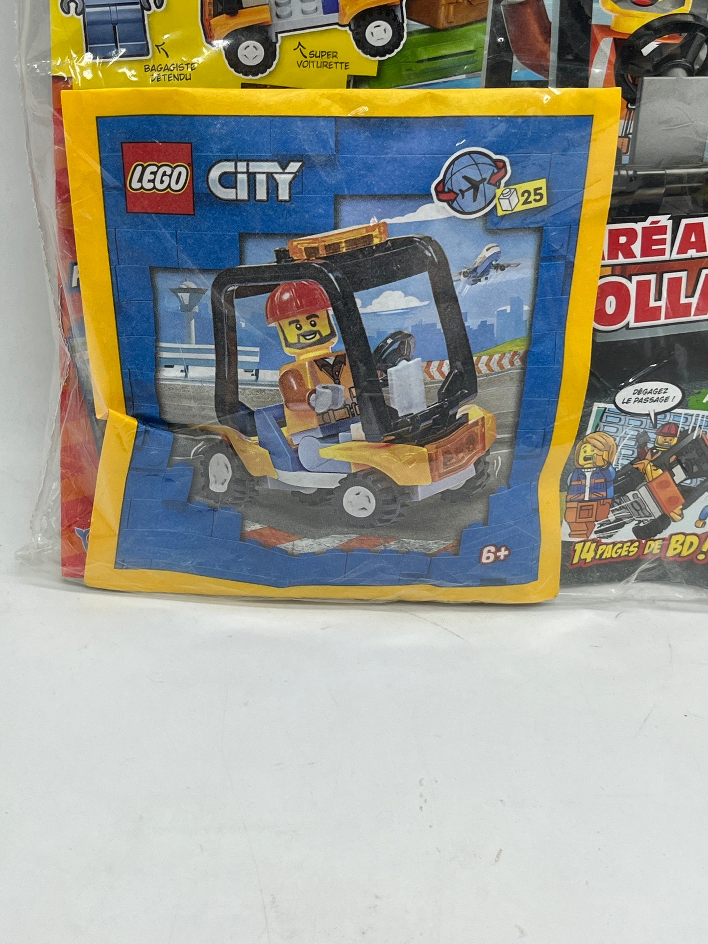 livre d’activité Magazine Lego city  avec sa mini figurine ouvrier et son chargeur poids lourd Neuf