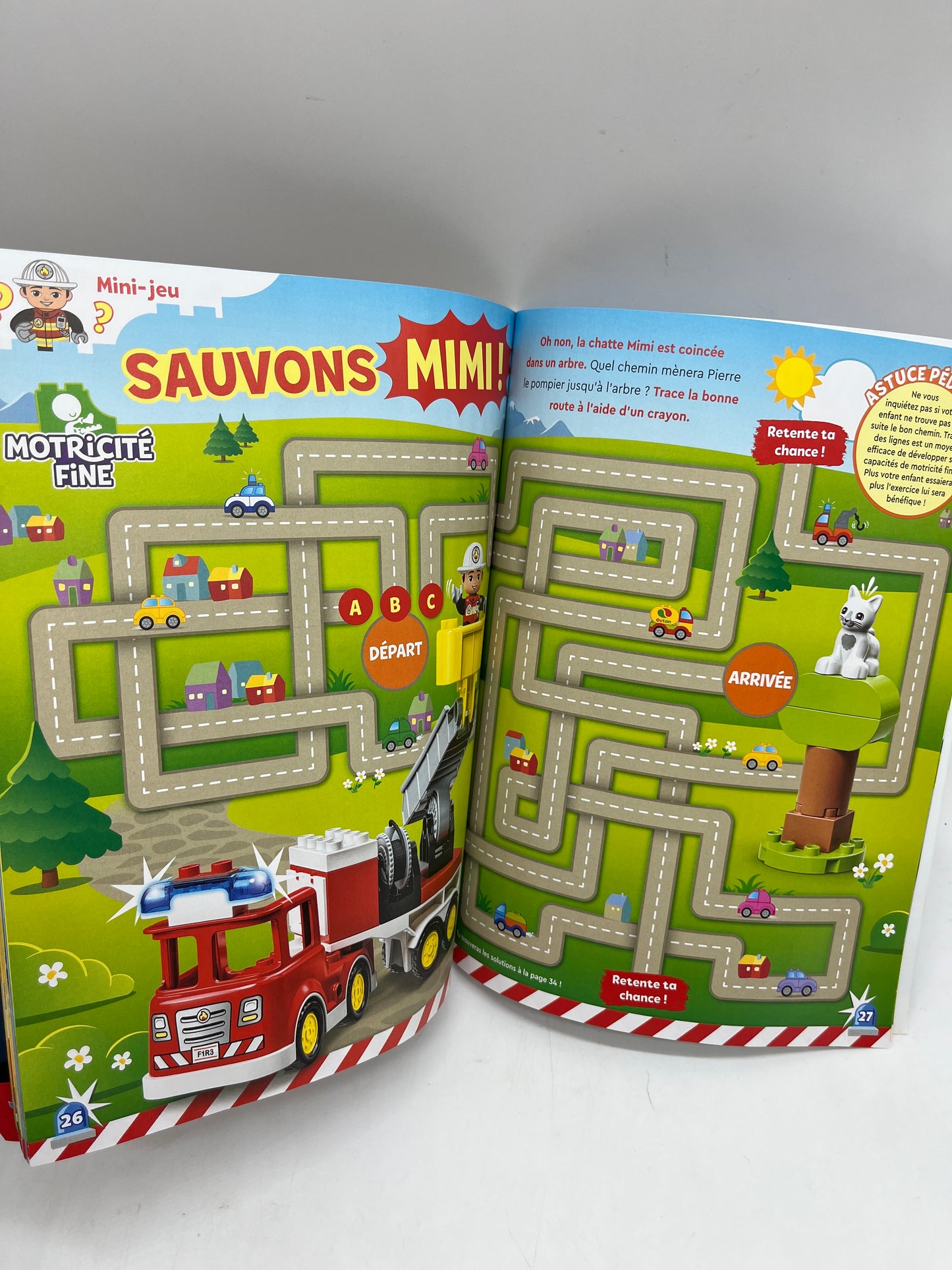 livre d’activité Magazine Lego Duplo  avec sa mini figurine Pompier Neuf !