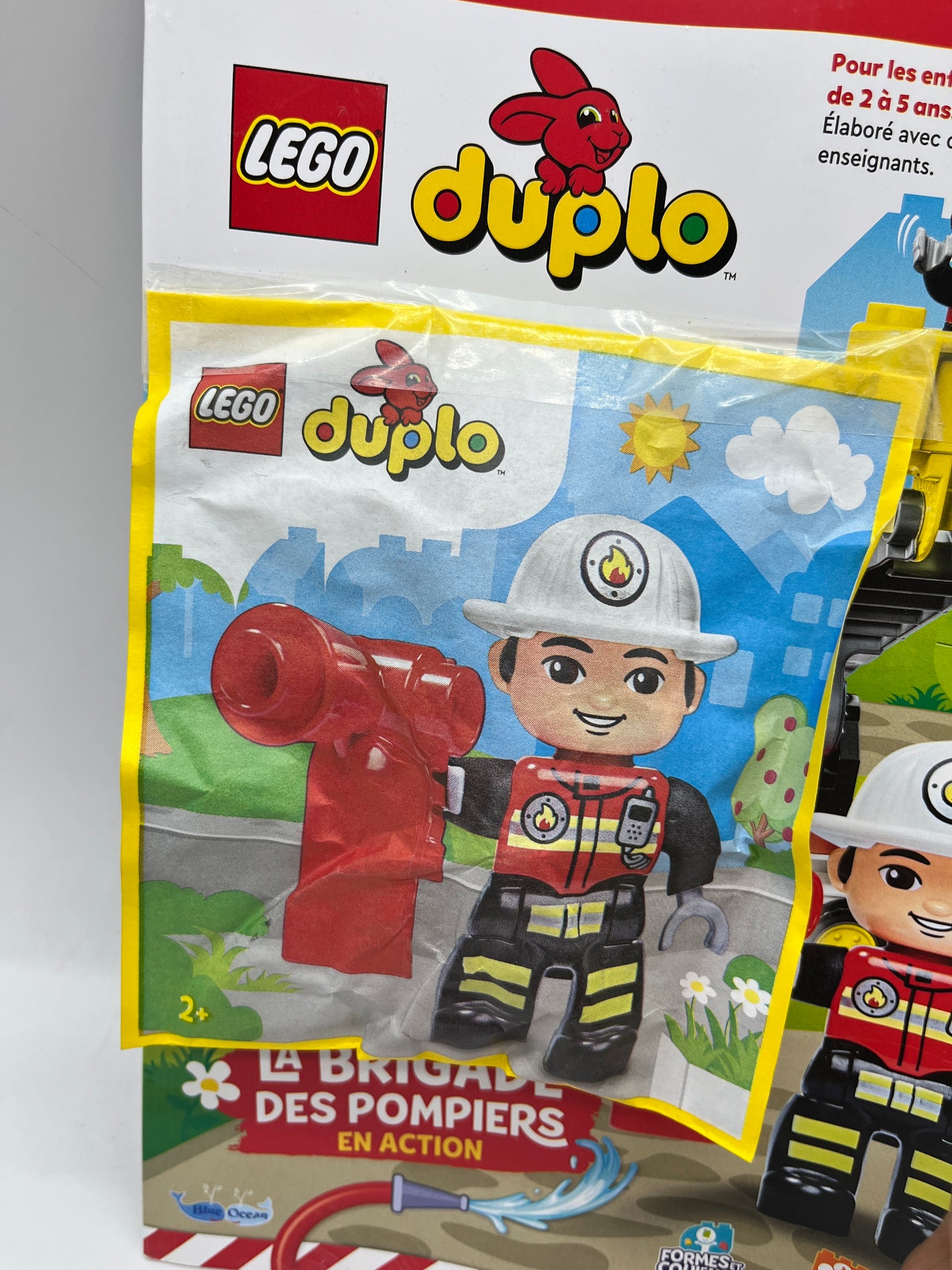 livre d’activité Magazine Lego Duplo  avec sa mini figurine Pompier Neuf !