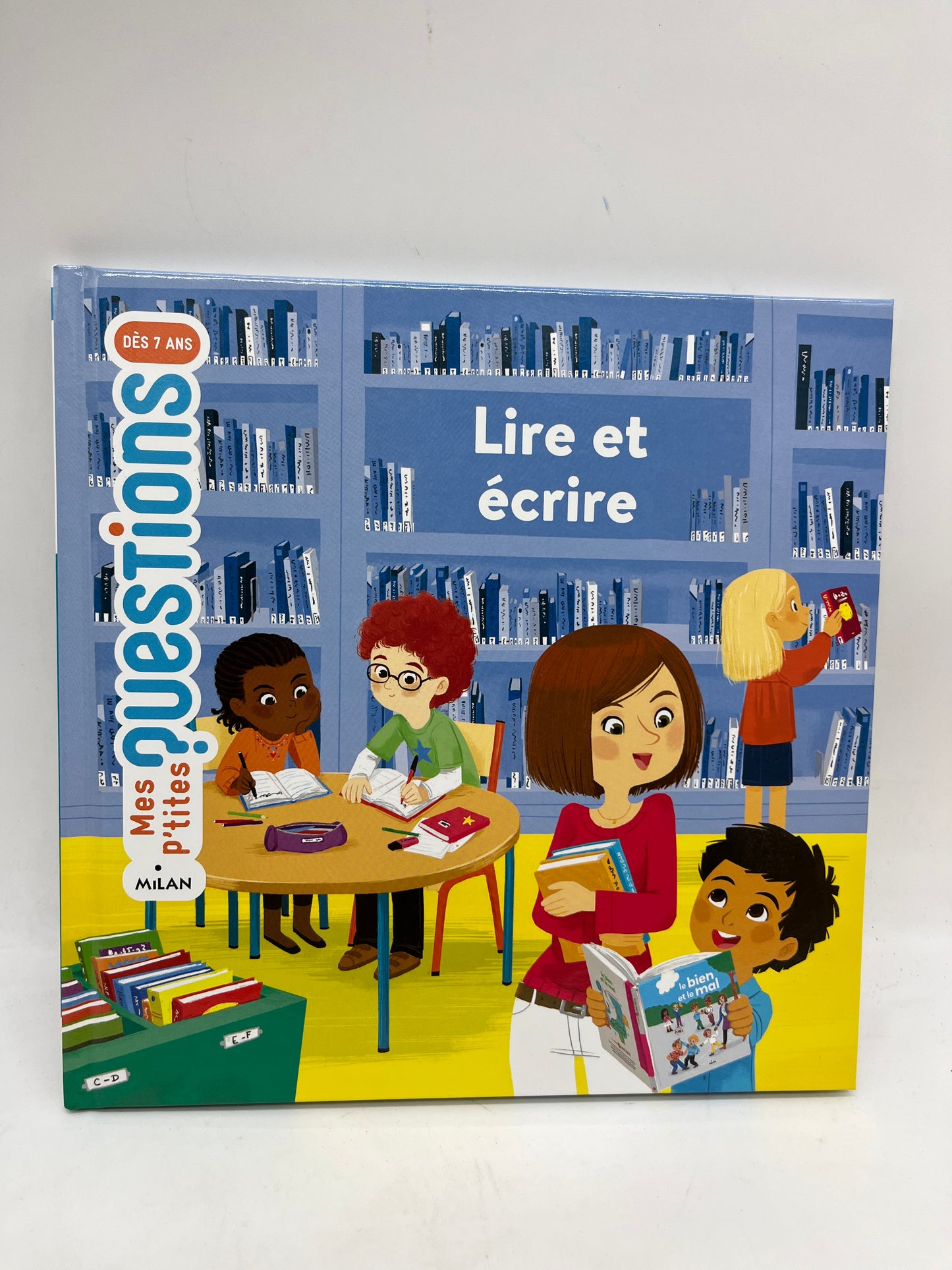 Livre histoire Mes questions  thème lire et écrire à partir de 7 ans Neuf