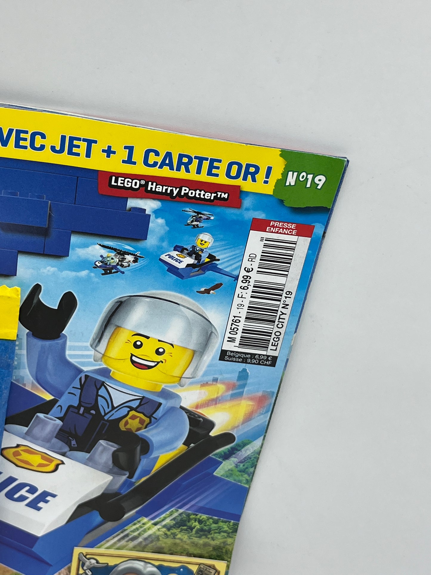 livre d’activité Magazine Lego city police avec sa mini figurine policier avec son avion Neuf