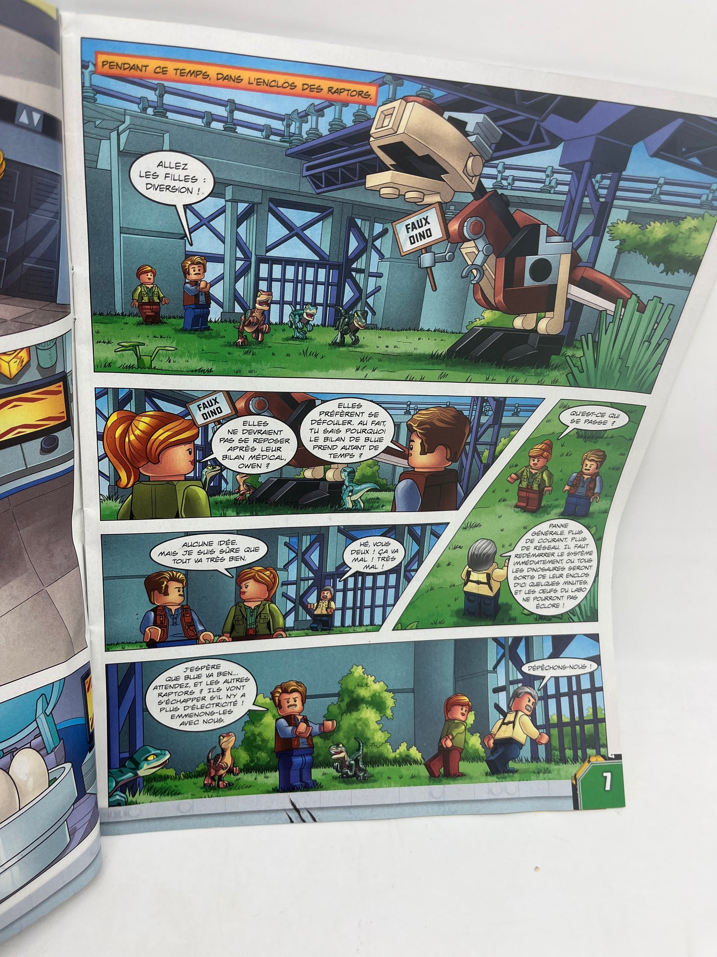 livre d’activité Magazine Lego Jurassic World avec sa mini figurine  Raptor Numéro 11 plus neuf sous blister