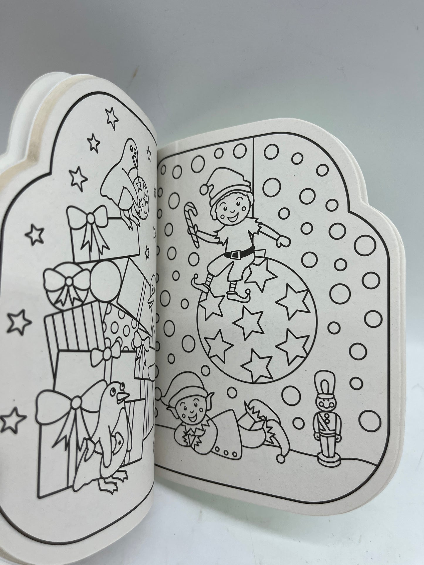 Livre d’activité Joyeux Noël avec ces coloriages et ces 50 stickers Format poche Neuf