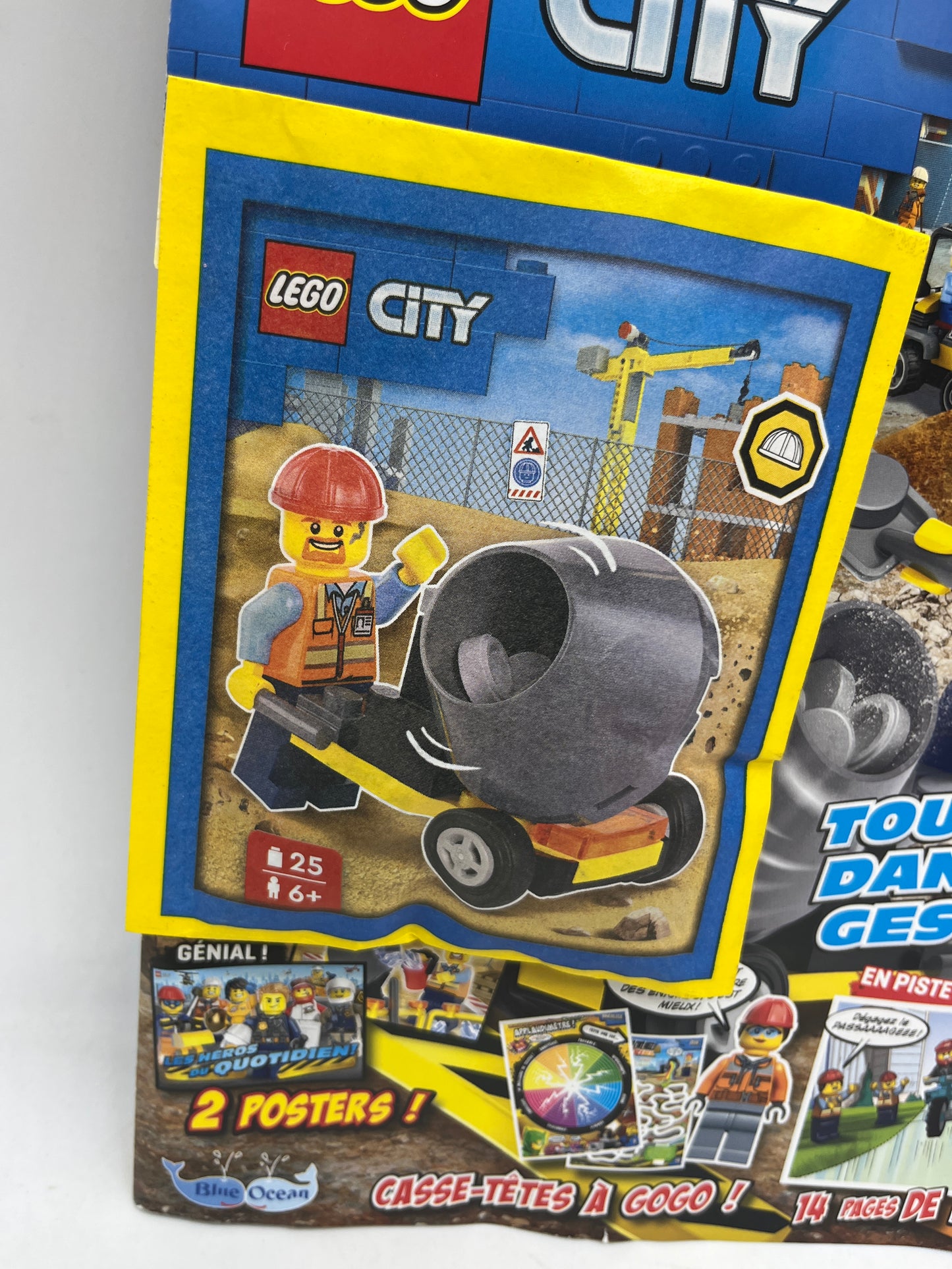 livre d’activité Magazine Lego city  avec sa mini figurine ouvrier avec sa bétonnière Neuf