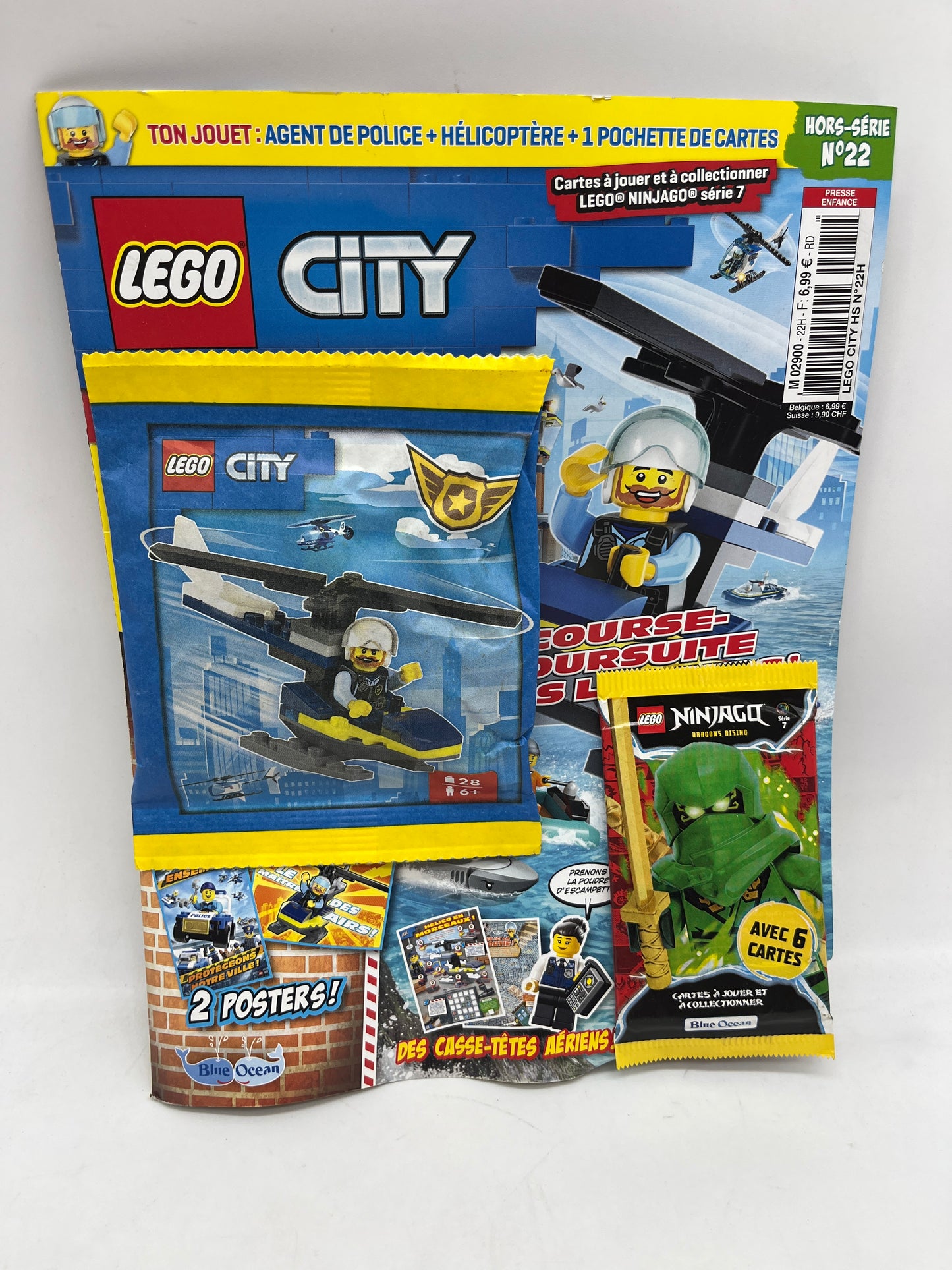 livre d’activité Magazine Lego city  avec sa mini figurine et son hélicoptère Neuf !