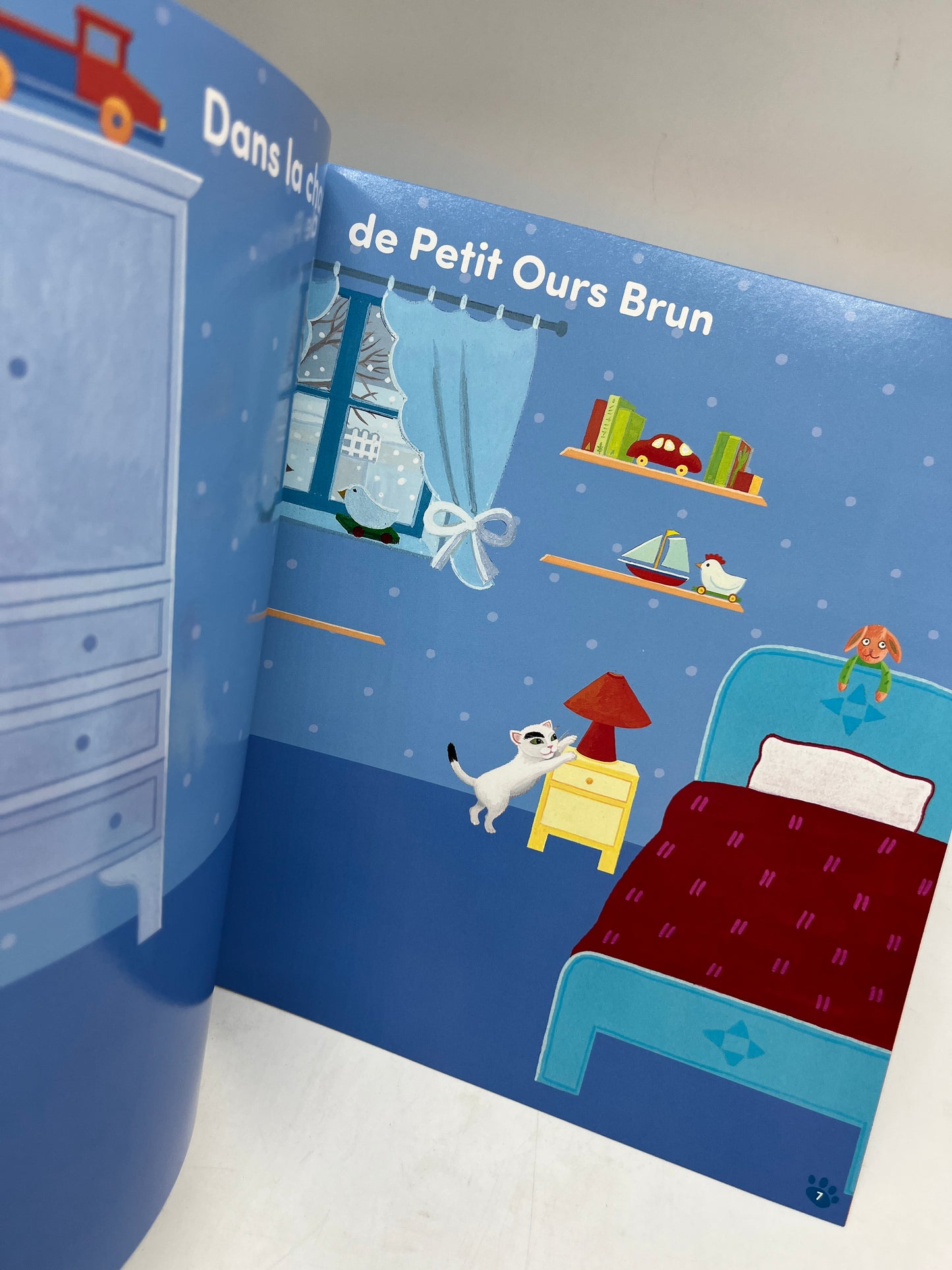 Livre d’activité magazines Je colle avec Petit Ours brun thème à la maison  avec ses gommettes   Neuf