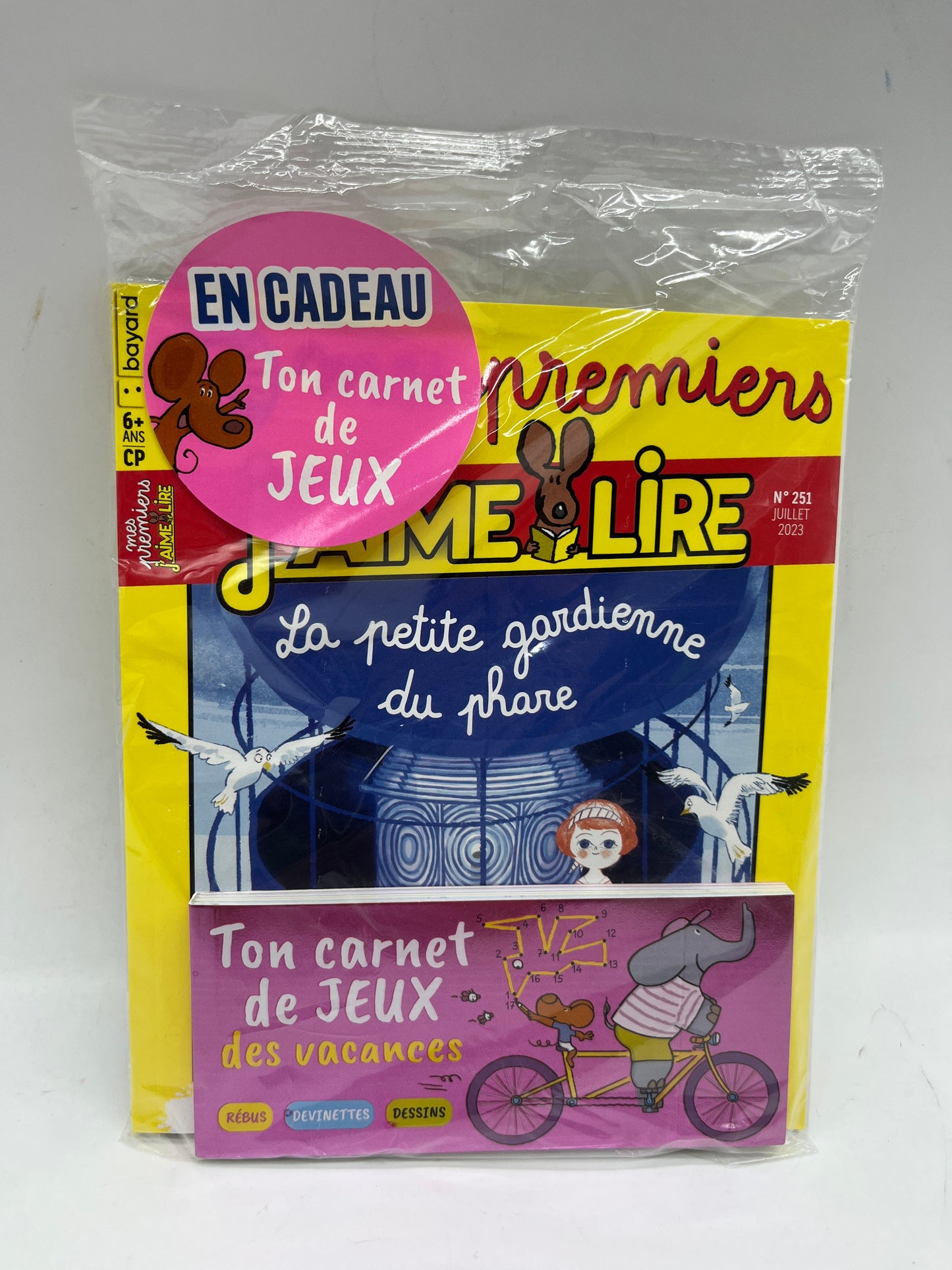 Livre d’activité Magazine mes premiers J’aime lire histoire à lire et à écouter numéro 251 Juillet 2023 avec son carnet de blague  !