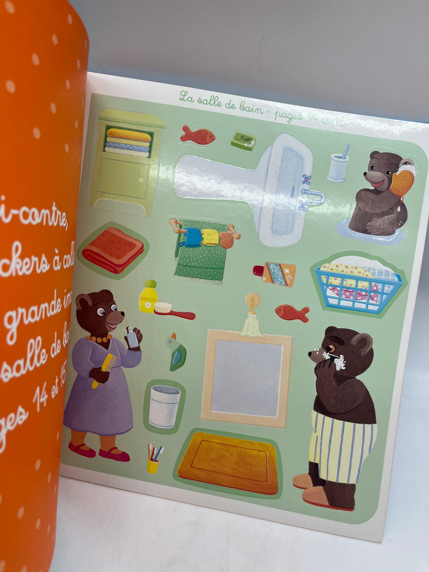 Livre d’activité magazines Je colle avec Petit Ours brun thème à la maison  avec ses gommettes   Neuf