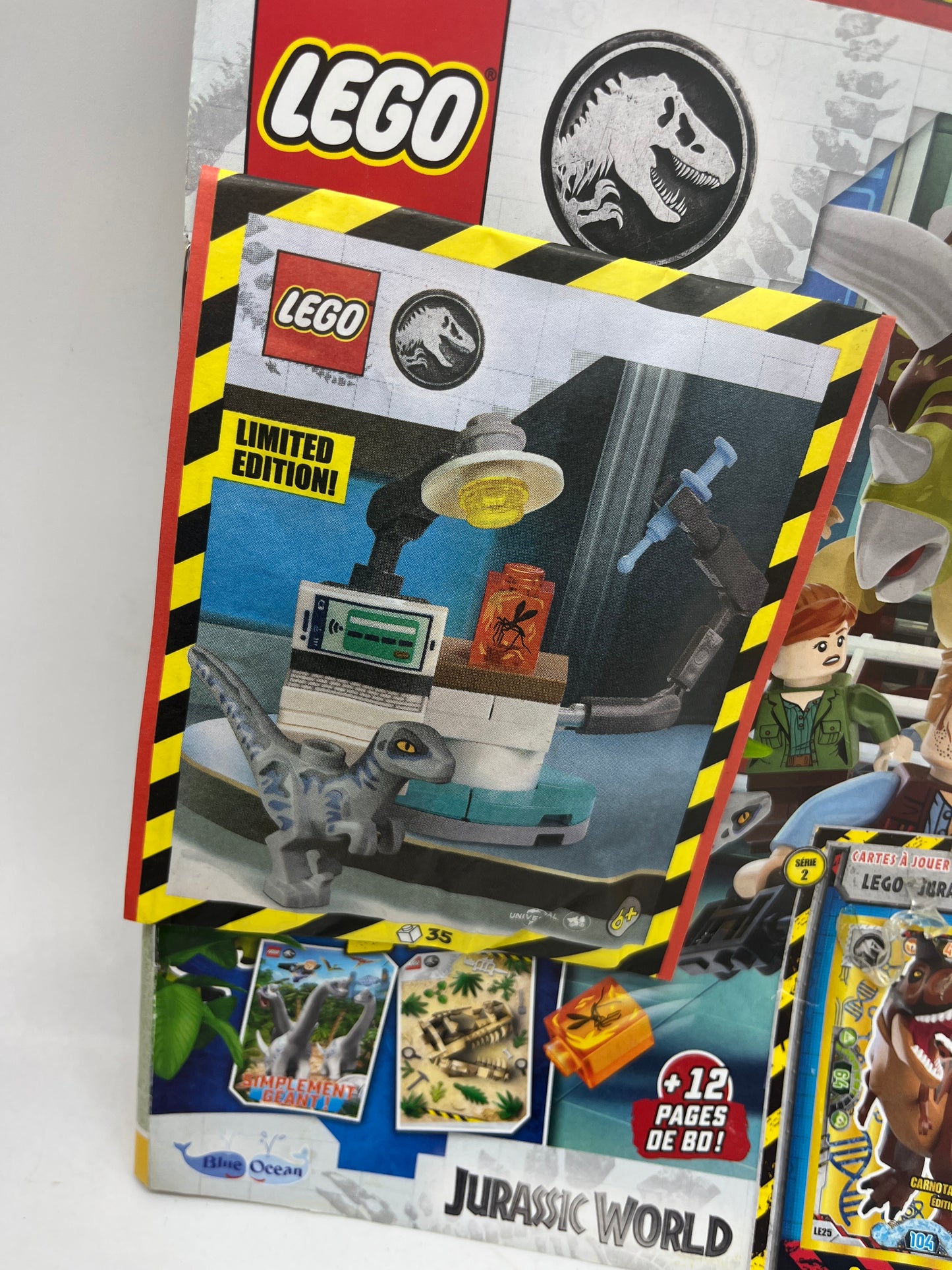 livre d’activité Magazine Lego Jurassic World avec sa mini figurine  Raptor Numéro 11 plus neuf sous blister