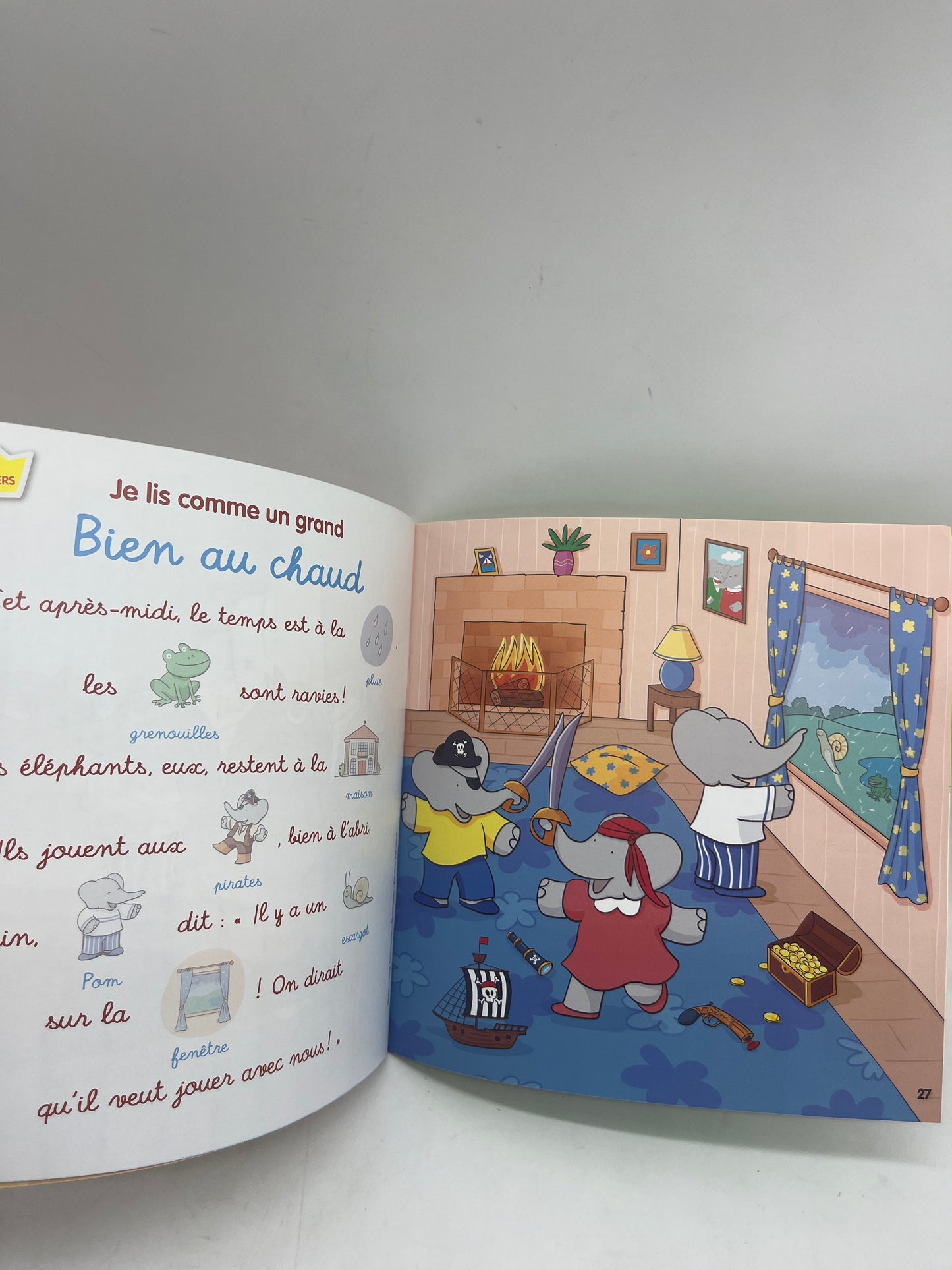 Livre d’activité magazine Babar sauvetage en forêt  avec 50 autocollants Neuf !