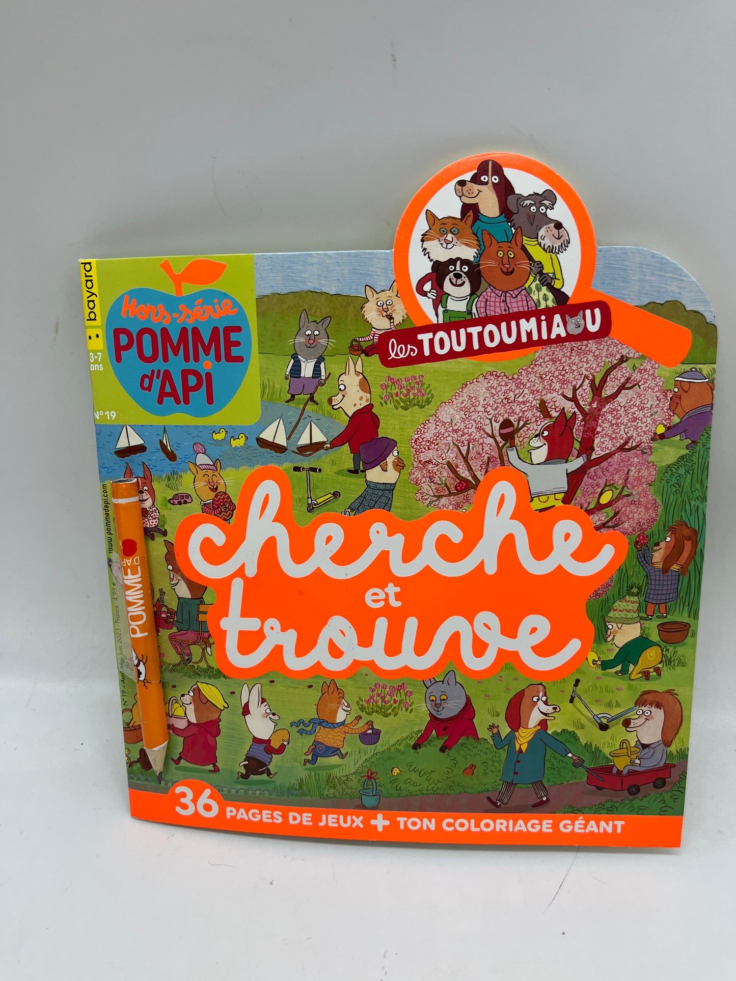 Livre d’activité Magazine Cherche et trouve Famille Les toutoumiaou Pomme d’api avec son crayon Neuf