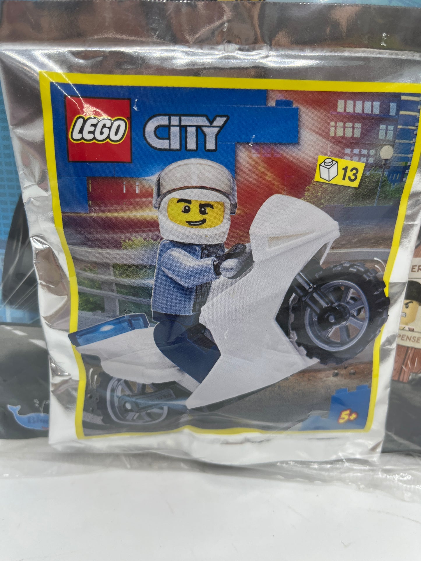 livre d’activité Magazine Lego city  avec sa mini figurine et son moto Neuf !