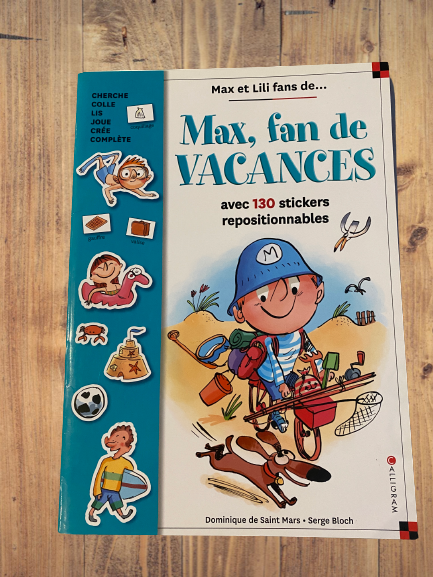 Livre activité La vie avec Max et Lili modèle "Max  Fan de vacances  " avec 130 stickers repositionnables