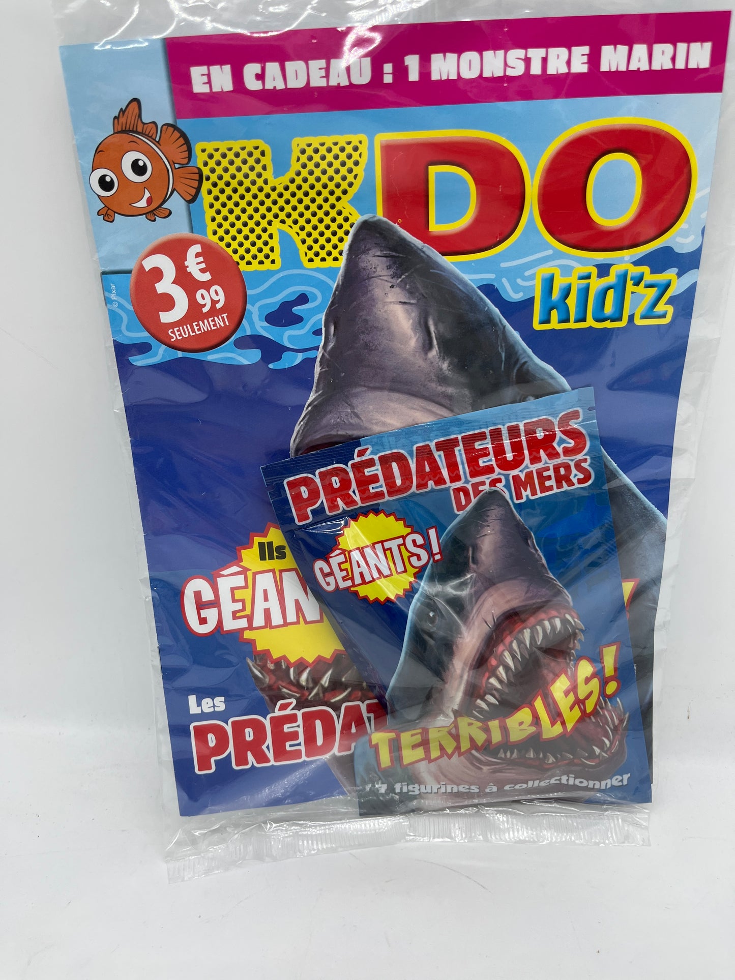 Livre d’activité magazines KDOS parade avec en cadeau son squishy requin   Neuf