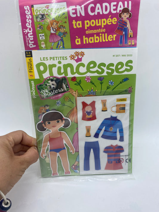 Livre d’activité Magazine Les petites princesses edition fleurus avec sa figurine aimanté a habillé  Neuf !